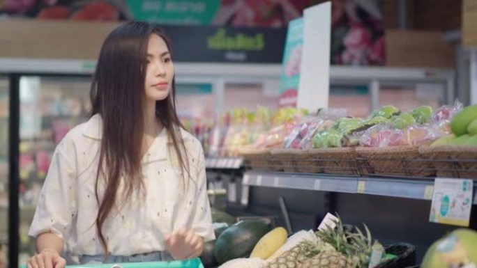 年轻亚洲女人店生鲜买水果超市
