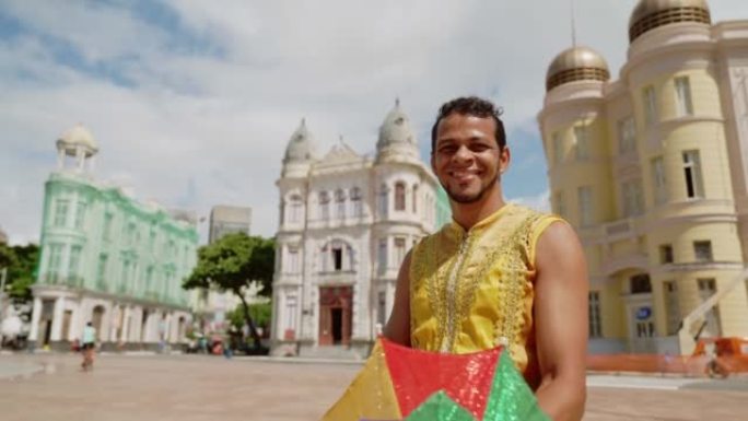 巴西伯南布哥州累西腓街头狂欢节上弗雷沃舞者的肖像。
