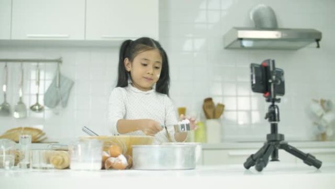 小Vlogger在家庭厨房拍摄和直播烘焙教程