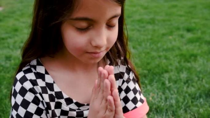 这孩子向上帝祈祷。选择性聚焦。人。