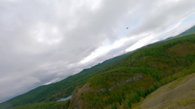 从直升机上拍摄的FPV运动无人机在令人惊叹的春秋山林上飞行