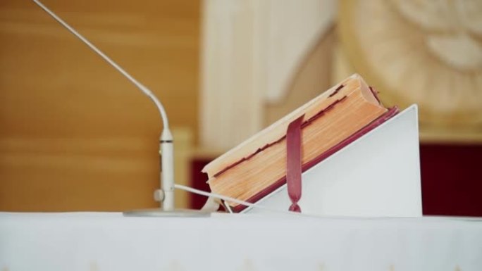 旧祈祷，牧师书，圣经躺在白色祭坛上，讲坛
