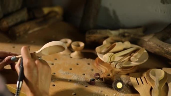 女性使用动力木工工具雕刻机、研磨机