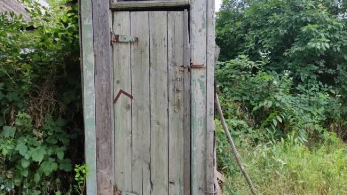 男子去旧质朴的木制厕所，打开门并显示厕所孔，第一人称视频