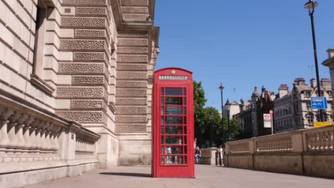 伦敦中央街道上的英国红色电话亭。红色英国电话亭，伦敦背景。