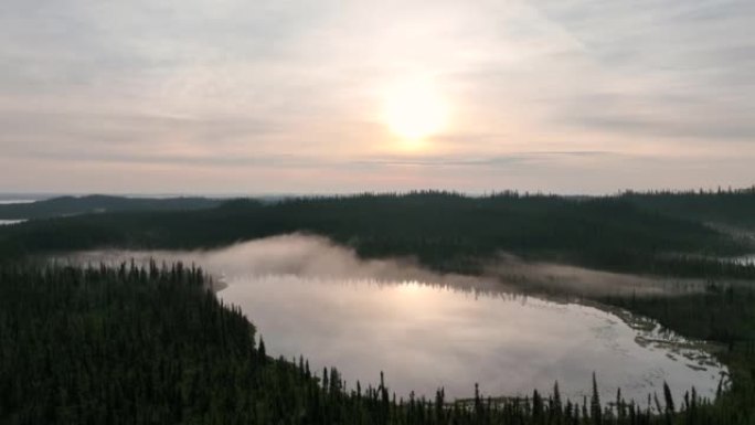 美国阿拉斯加路易斯湖的夏季风景