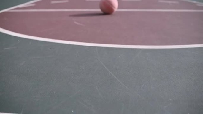 在空旷的球场上看到的篮球