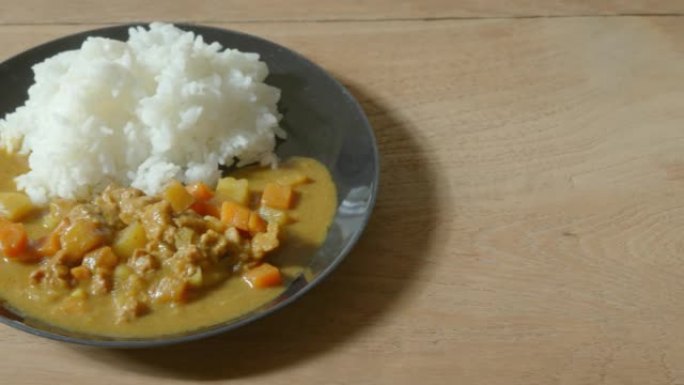 日本咖喱配黑布塔猪肉和米饭