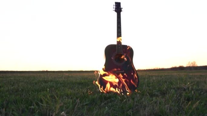 在野外燃烧的原声吉他着火