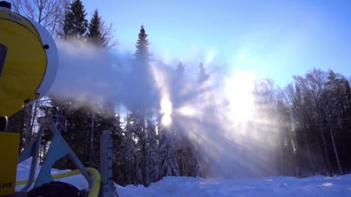 冬季山区的雪炮。雪枪喷洒人造冰晶。机器造雪。
