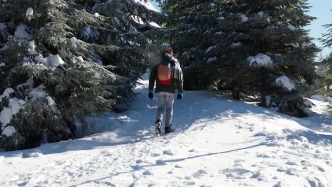 男子在滑雪胜地徒步旅行