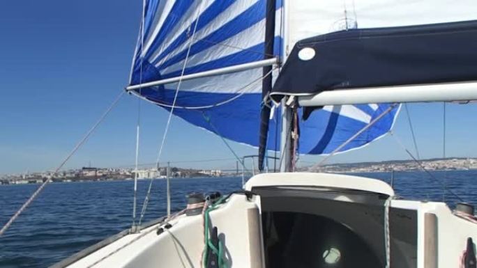 葡萄牙里斯本的Tage带白色和蓝色三角帆的帆船