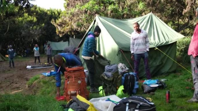 早上在Machame营地向导和团队收集设备，准备攀登乞力马扎罗山。