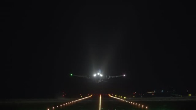 飞机在夜空中起飞