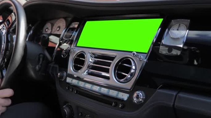 带绿屏监视器的汽车豪华汽车方向盘仪表板