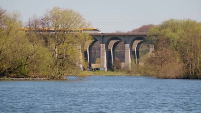 当地一列火车穿过比勒费尔德-席尔德什附近的高架桥。