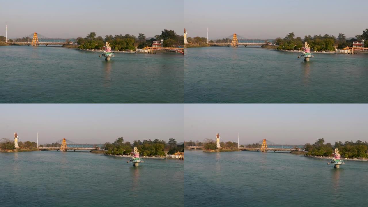 印度教神像和孤立的电缆桥从后面越过恒河，明亮的蓝天