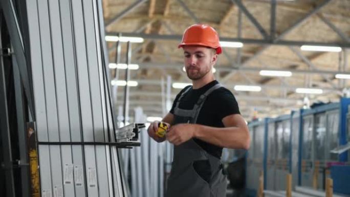 工业工人通过测量轮盘赌从建筑中获取尺寸数据