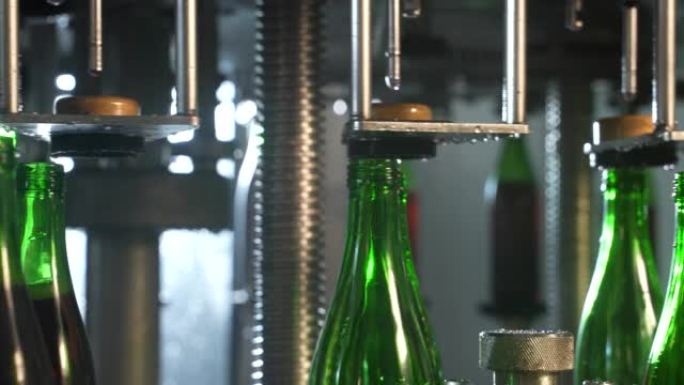 生产饮用水和饮料。自动输送线，用于在塑料瓶中填充水和果汁。用塑料瓶装瓶果汁。柠檬水瓶输送机行业