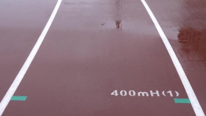 体育场内的田径跑道。地面标记为400mH(1)。