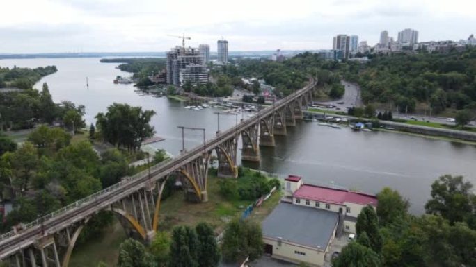 位于第聂伯河上的欧洲独特的拱形铁路桥，桥下有生动的河堤和游艇俱乐部。