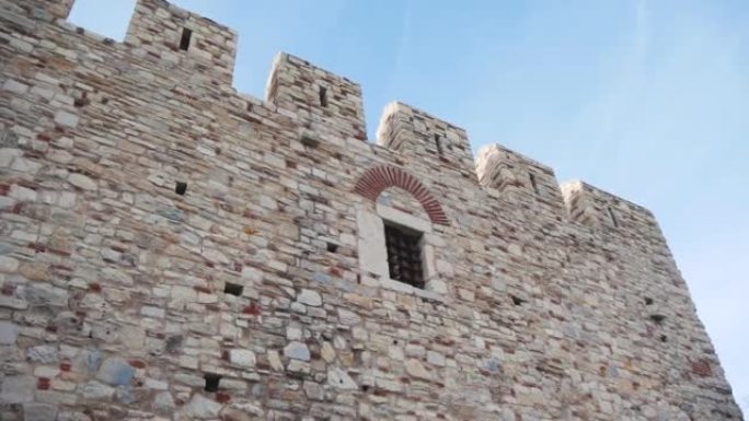 带有城垛和窗户的古代石城堡墙