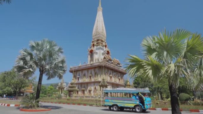 泰国普吉岛茶龙寺佛塔，佛教著名地标。相机的视角