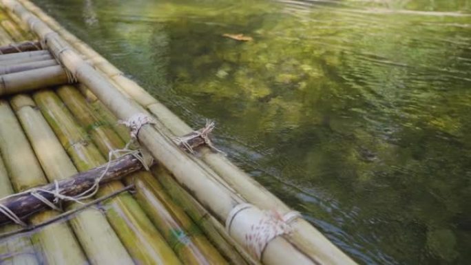 特写竹筏骑在水河溪流绿化丛林热带森林环境夏季阳光明媚。美国