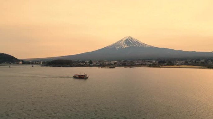 河口湖和富士湖乘船游览的鸟瞰图