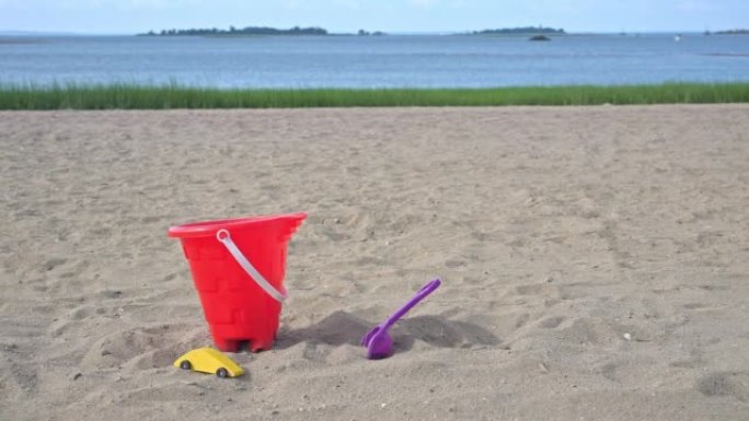 在美好的夏日，带玩具的海滩景观