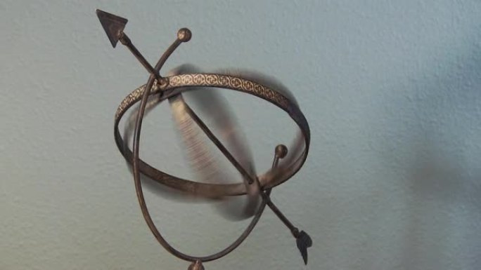 带移动环的金属箭头雕塑