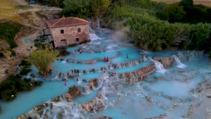 意大利托斯卡纳土星温泉浴场带瀑布和温泉的天然水疗中心，托斯卡纳格罗塞托，意大利托斯卡纳度假时自然热瀑