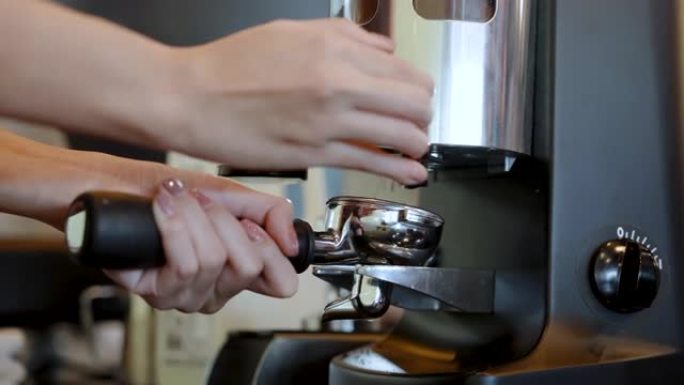 4K，近距离用半圆旋转研磨机研磨咖啡的人，将咖啡研磨成细粉，放入小型机器，以蒸馏出咖啡水。