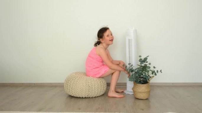 Heat是一个6岁的女孩，坐在风扇旁，从夏天的高温中逃脱。