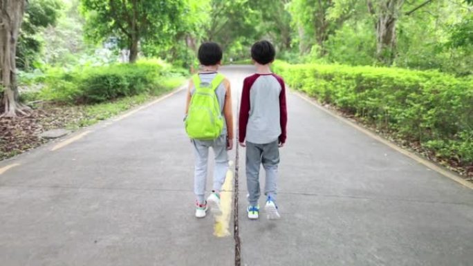 亚洲儿童徒步旅行