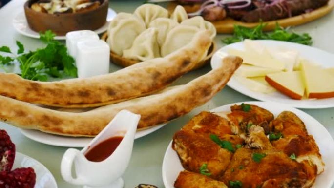 格鲁吉亚国家美食，餐厅餐桌上的食物。选择性聚焦。食物和饮料。