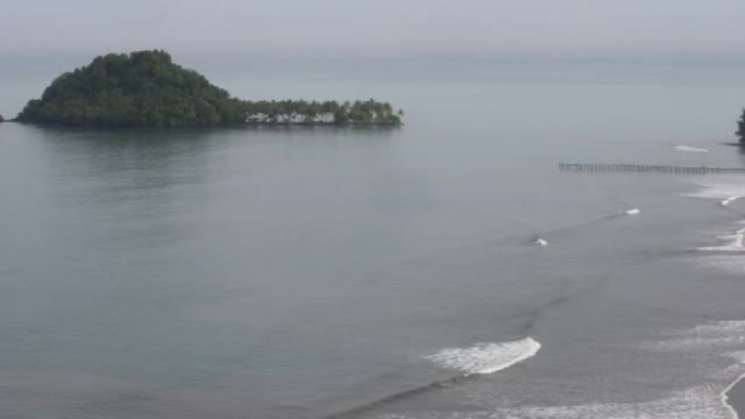 西苏门答腊空中马尼斯海滩的晨景，天空阴云密布。空中马尼斯海滩与马林昆当的传说密切相关。高清视频