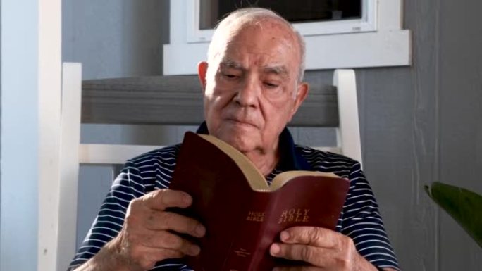 西班牙裔老人读圣经