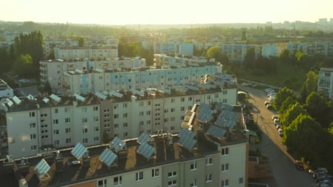 无人机在太阳能电池板上拍摄安装在公寓楼平屋顶上的光伏太阳能电池板吸收阳光作为能源发电