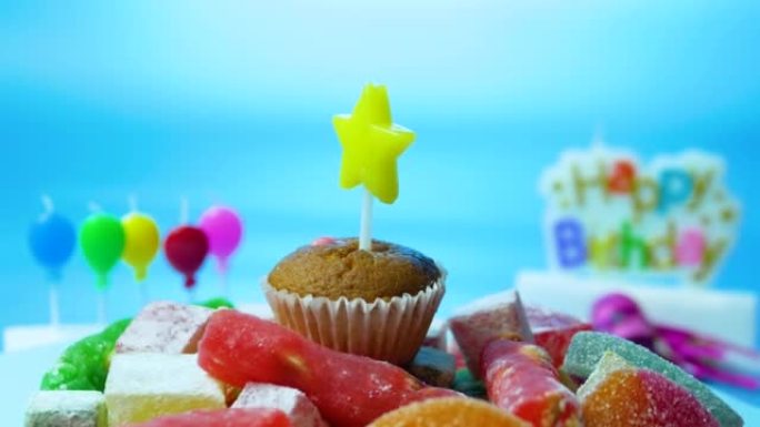生日快乐的背景，蛋糕上插着美丽的星星蜡烛。装饰是喜庆的。