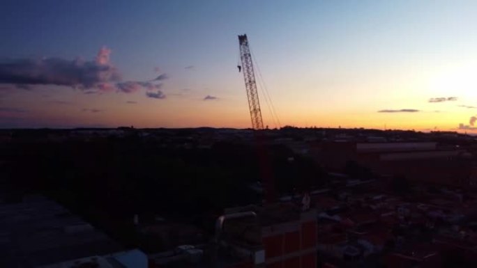 巴西圣保罗阿拉拉斯。2022年4月15日。场景显示了雀巢工业园区的马尼托瓦克起重机，巴西天空美丽，4