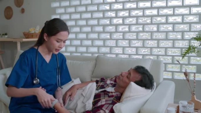 女医务工作者探访卧床不起的生病老人。