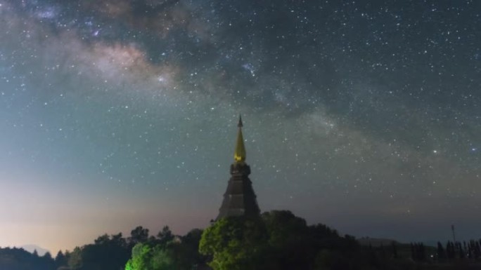 银河系在Doi Inthanon国家公园的一座神圣寺庙上空移动。