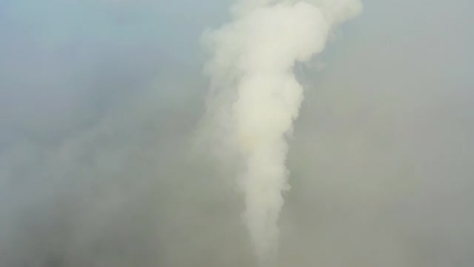 发电站烟囱冒出的烟从低沉的雾中升起。无人机视图