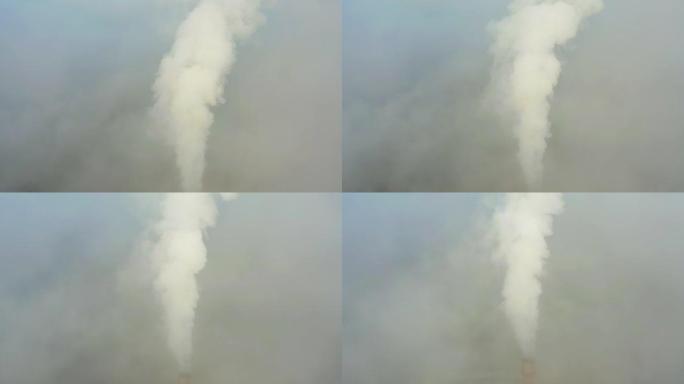 发电站烟囱冒出的烟从低沉的雾中升起。无人机视图