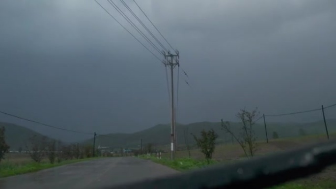 在雨中开车行驶车窗外汽车第一视角