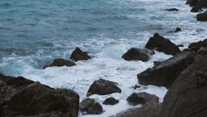 碧绿的海石海滩，在多云的春日破浪。