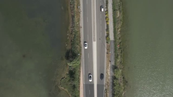 穿越法国奥克西塔尼杜格雷湖的道路的鸟瞰图。