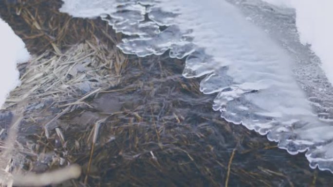 早春季节在寒冷的河上融化冰。
