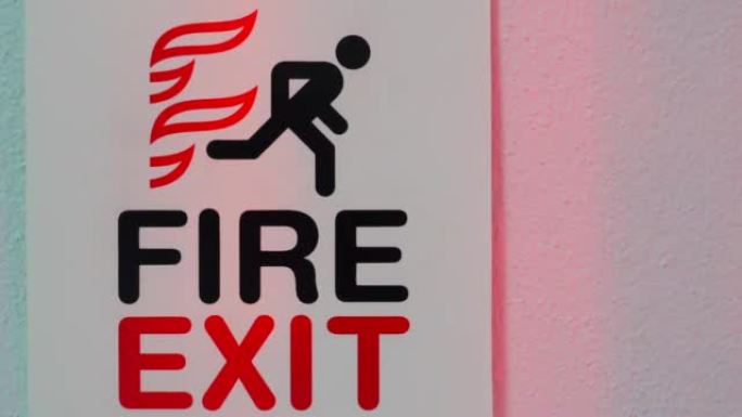 燃烧的房间的出口标志，红色警笛灯闪烁